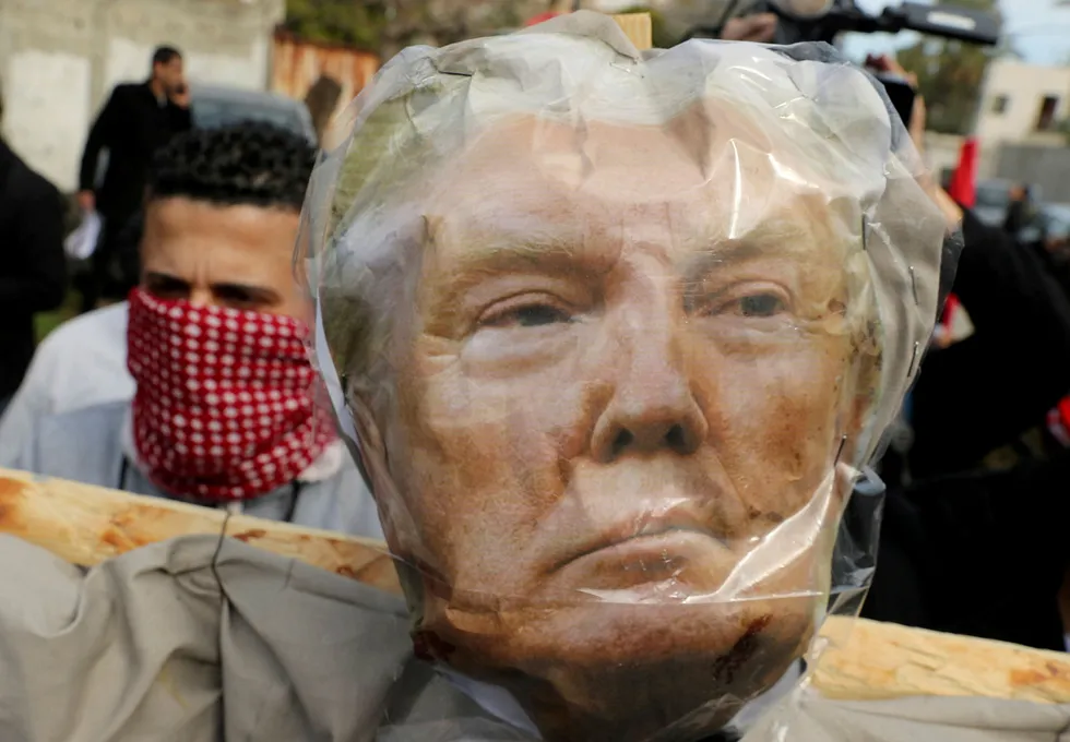 Palestinere i Gaza protesterer allerede mandag mot Donald Trumps forslag til fredsavtale for Midtøsten.