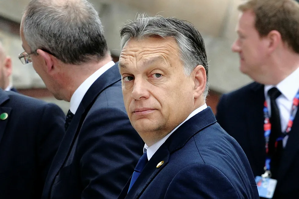 Ungarns statsminister Viktor Orbán har ikke bare sagt at han foretrekker et «illiberalt» demokrati, han har også jobbet for å fjerne begrensninger på regjeringens makt (som i Polen). Foto: Alik Keplicz/AP/NTB scanpix