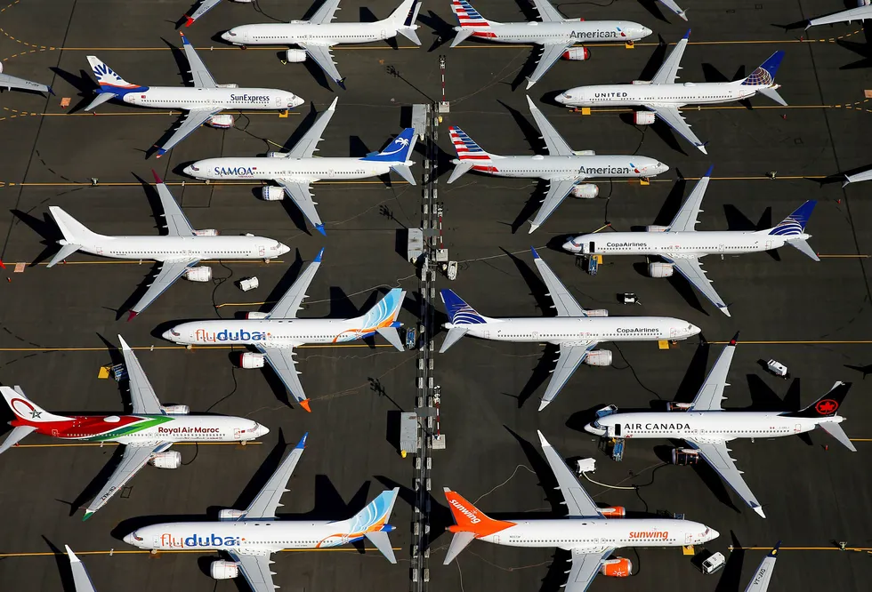 I snart fem måneder har flyforbudet for 737 Max-flyene vært i effekt. Her står en rekke av flyene, fra ulike flyselskap, parkert på en flyplass nær Boeing-fabrikken i Seattle.