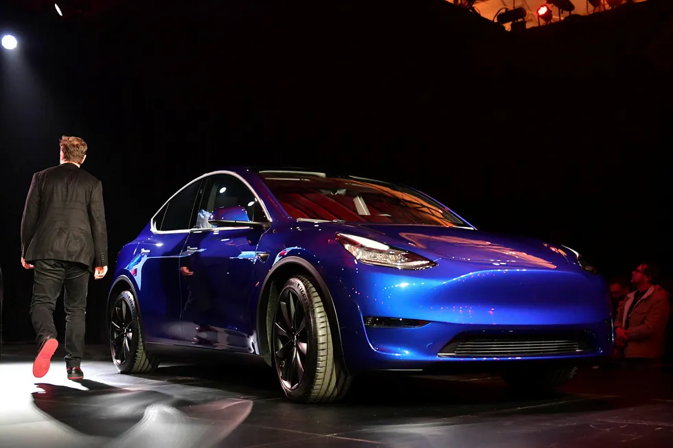 Tesla-grunnlegger Elon Musk lanserte Tesla Model Y i natt. Bestillinger starter umiddelbart. Levering skjer først i 2021.