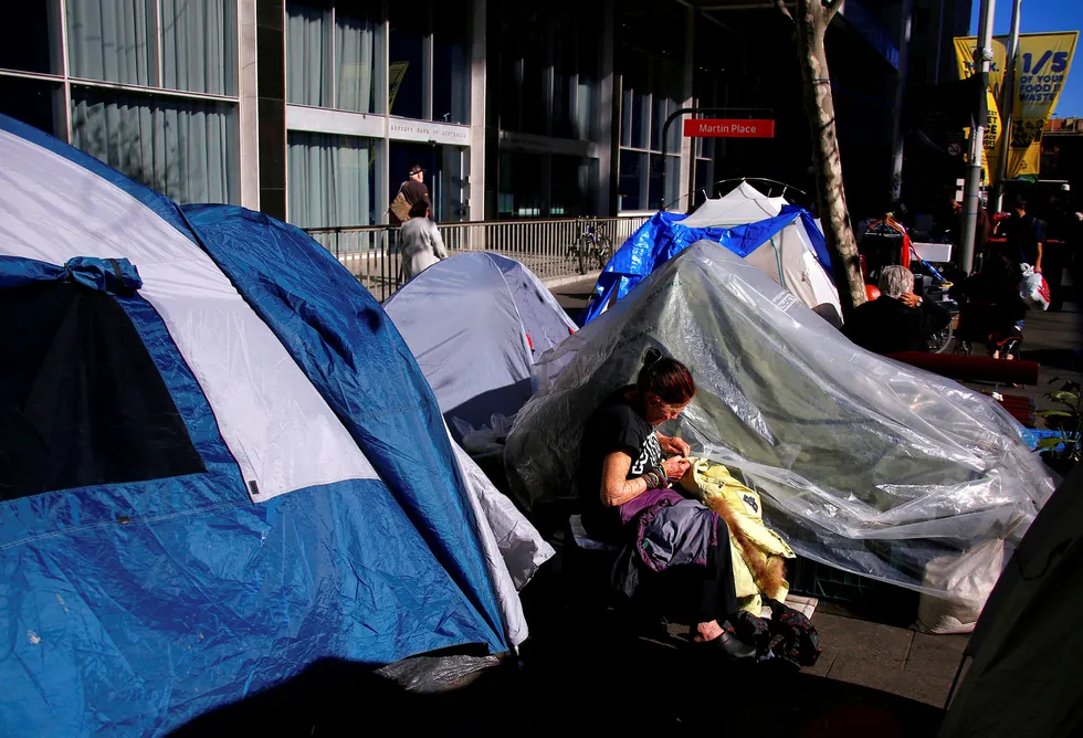 Hjemløse i Sydney har organisert seg i en stor teltleir foran sentralbankens hovedkontor for å protestere mot et eiendomsmarked som er uoppnåelig for mange. Foto: David Gray / Reuters / NTB Scanpix