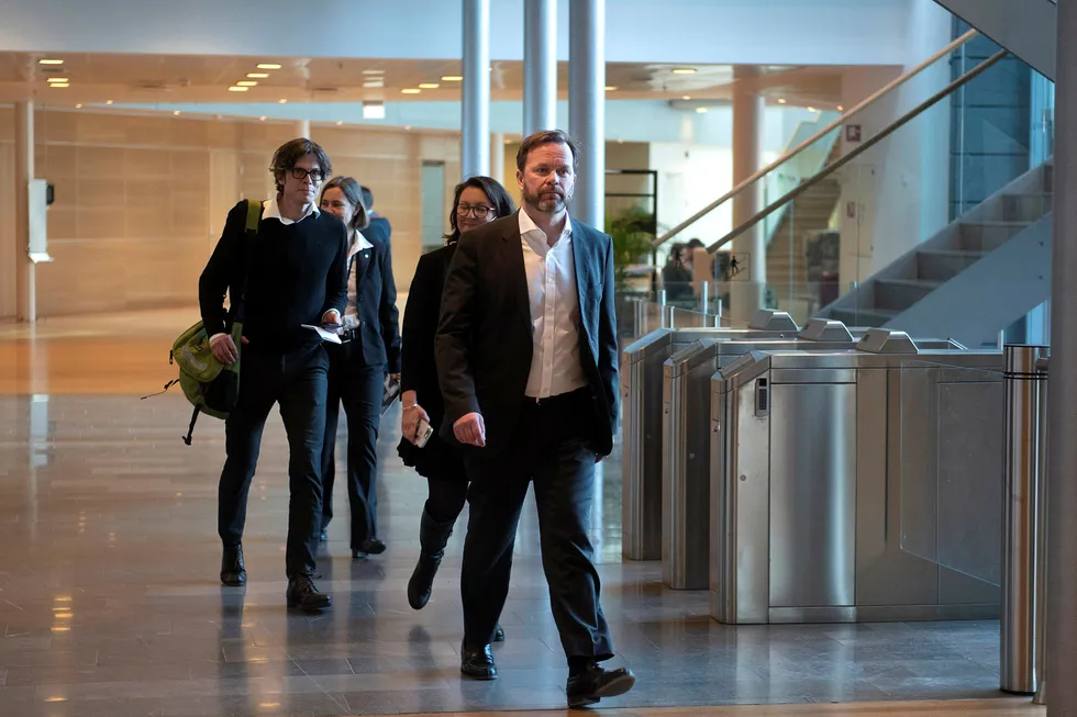 Hydros finansdirektør Eivind Kallevik på vei inn til møte med pressen på hovedkontoret i Oslo onsdag ettermiddag.