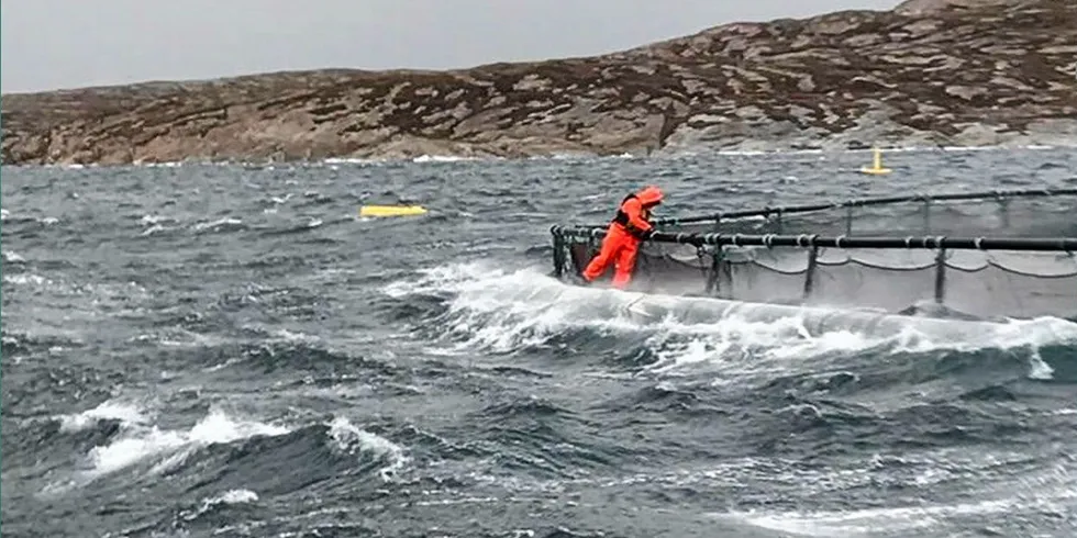 Vind og uvær kan være en utfordring under arbeid på merdkanten.