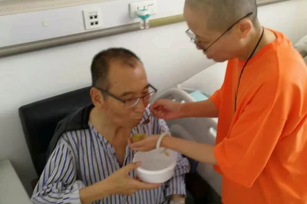 Fredsprisvinner Liu Xiaobo på sykehus i Kina sammen med sin kone Liu Xia. AP / NTB scanpix