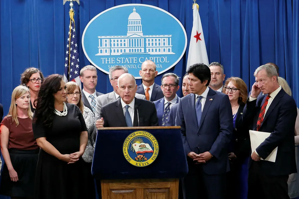Californias guvernør Jerry Brown (på talerstolen) er en av initiativtagerne til Global Climate Action Summit i California. Målet var å samle ikke-statlige aktører for å fremme klimaarbeidet.