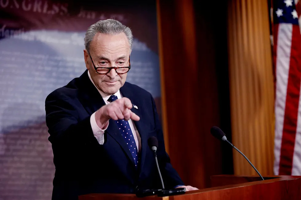 Demokratenes minoritetsleder i Senatet, Charles (Chuck) Schumer, mener det er en stor feil av president Donald Trump å sparke FBI-sjefen. Foto: Aaron P. Bernstein/Reuters/NTB scanpix