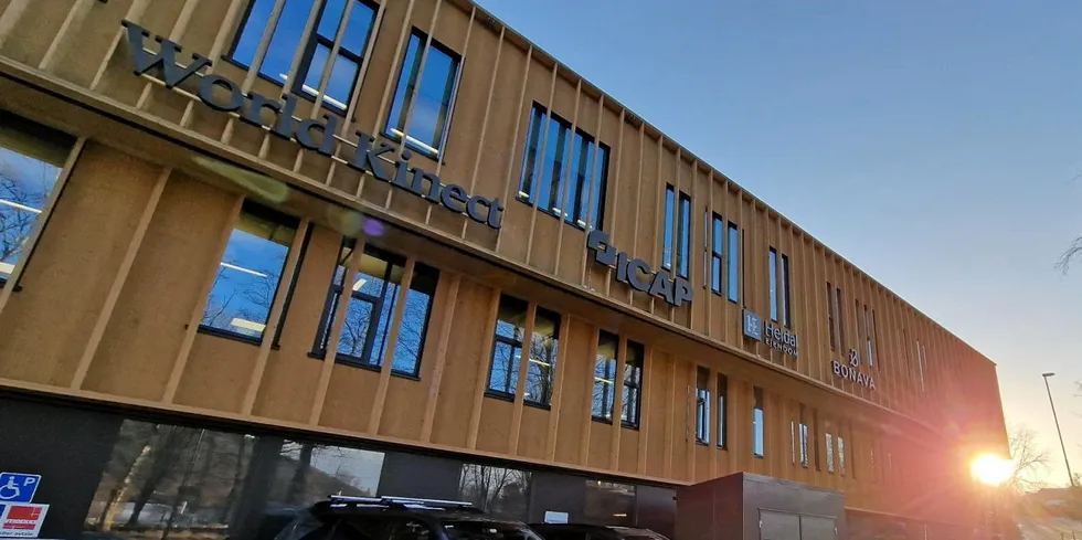 Det norske selskapet Kinect, med hovedkontor i Bergen, la inn et feil bud som kan koste selskapet flere hundre millioner kroner. Nord Pool gjorde ingenting for å stoppe budet.