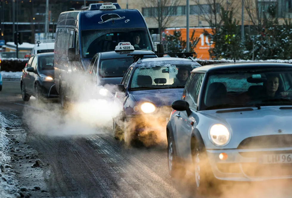Eksos fra biler i vinterkulden i Oslo.