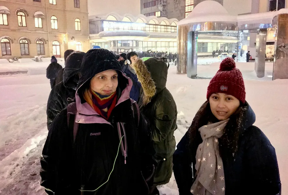 I Drammen var det kaos og lange køer, her venter Kristin Kjøglum (til venstre) og Lovell Micutuan på taxi for tog til jobb i Oslo og Asker. Foto: Foto: Bjarne Dramdal Erichsen