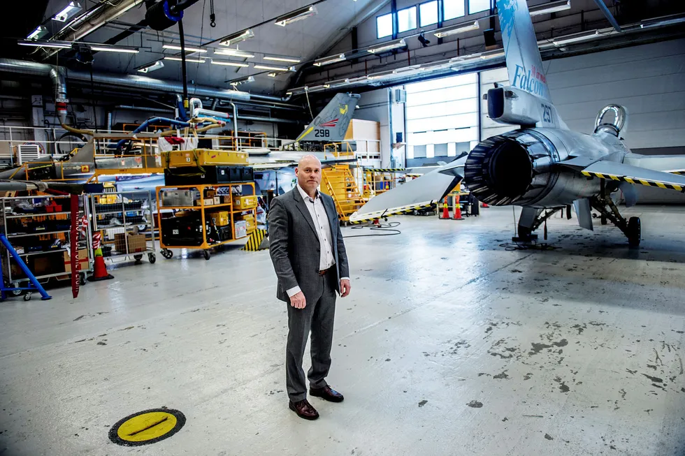 Direktør Ove Haukåssveen ved AIM Norway på Kjeller mener selskapet er uforståelig utestengt fra konkurransen om å få vedlikeholde nye norske helikoptre. Foto: Fartein Rudjord