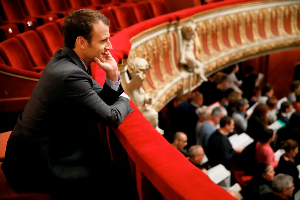 Frankrikes president Emmanuel Macron besøkte tirsdag operaen i Strasbourg. Så langt har hans reformforsøk ikke blitt møtt med den samme dramatikken som kan oppstå på en operascene. Foto: Christian Hartmann/AFP/NTB Scanpix
