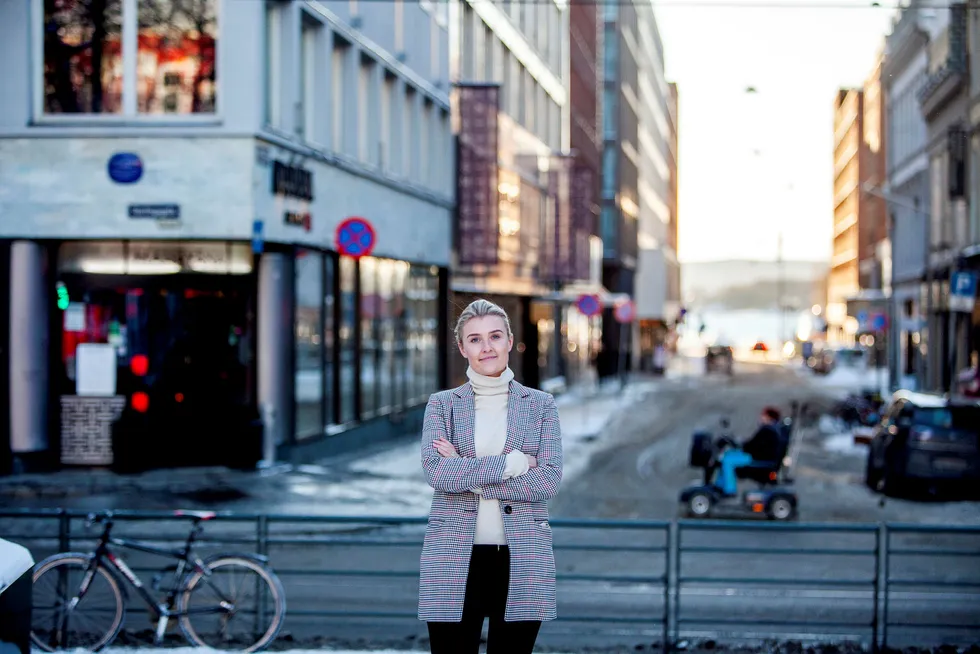 Mathea Grønseth Hübert (28) fikk fast jobb et år før hun var ferdigutdannet i 2017. Nå har hun gått et skritt videre.