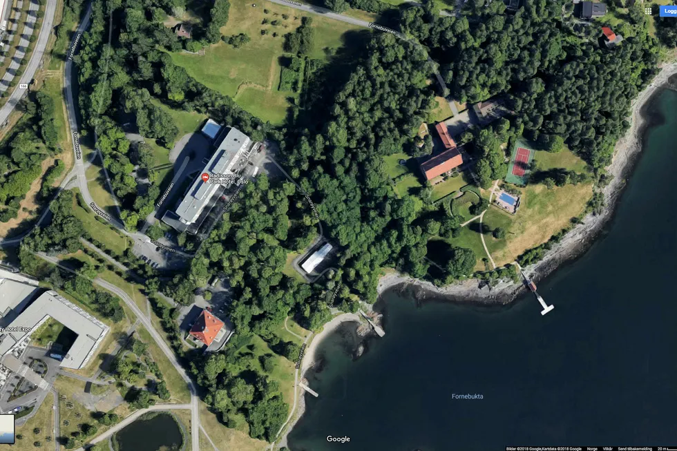 KLP Eiendom og investor Arne Fredly foreslår å bygge boliger på KLPs hotelltomt og deler av Fredlys prakteiendom ved Lysakerfjorden. Foto: Google
