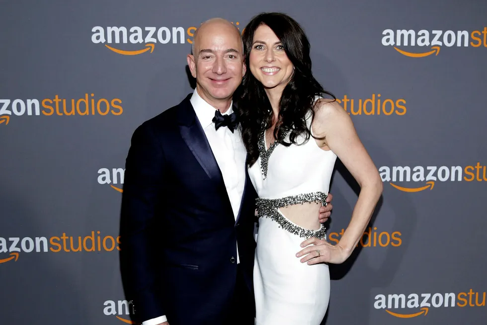 Skilles. Nylig ble det kjent at Amazon-gründeren Jeff Bezos skiller seg fra kona, MacKenzie Bezos. Hun er forfatter og har vært sentral i oppbyggingen av nettbokhandelen.