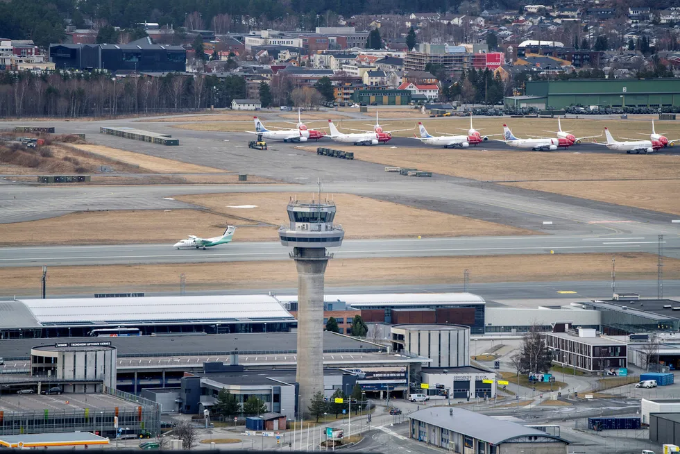 På Trondheim lufthavn Værnes står en rekke Norwegian-fly parkert ved rullebanen. Norwegian vil kvitte seg med inntil 60 fly etter koronakrisen.