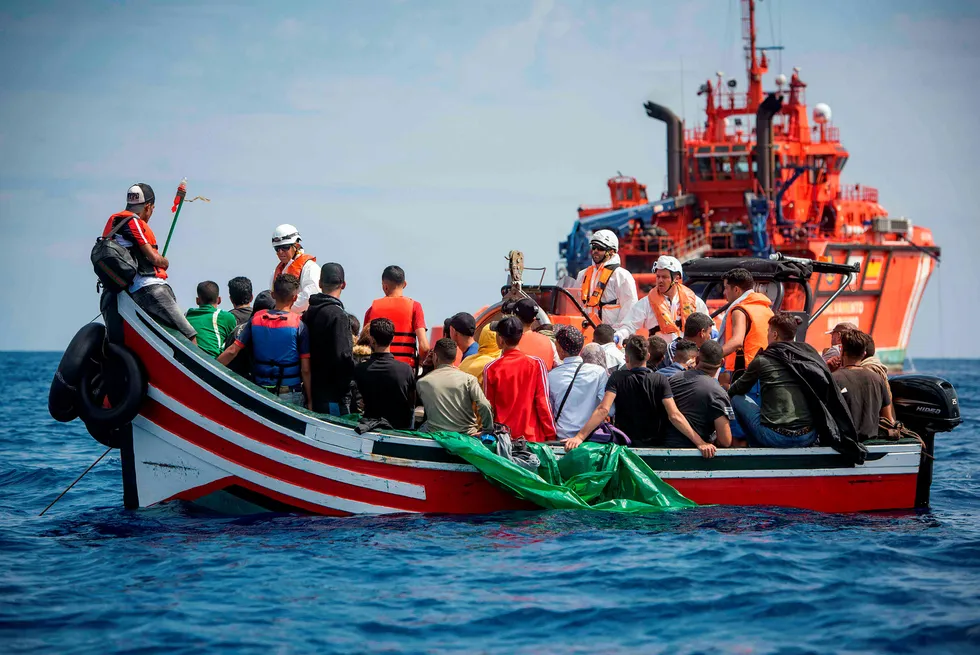 Fortsatt kommer det mange flyktninger med båt over Middelhavet. Her blir 157 flyktninger reddet fra en båt i Gibraltarstredet av den spanske organisasjonen Salvamento Maritimo. Over 33.000 flyktninger har kommet til Spania i 2018 og 329 har dødd i forsøkene.