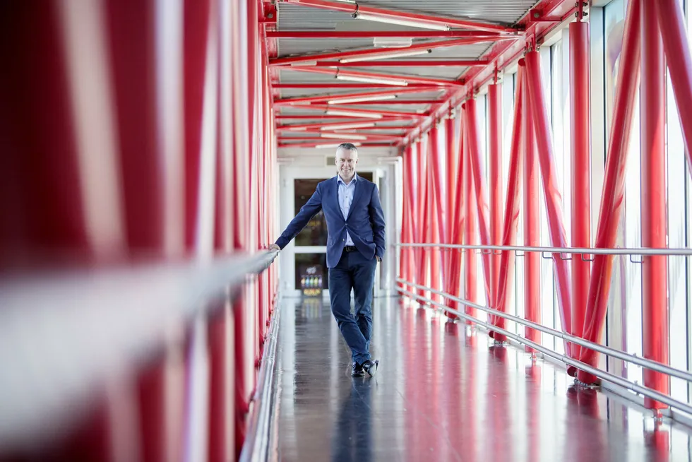 Administrerende direktør Stein Rømmerud i Coca-Cola European Partners Norge forteller at årsrekorden skyldes knallhardt arbeid. Foto: Øyvind Elvsborg
