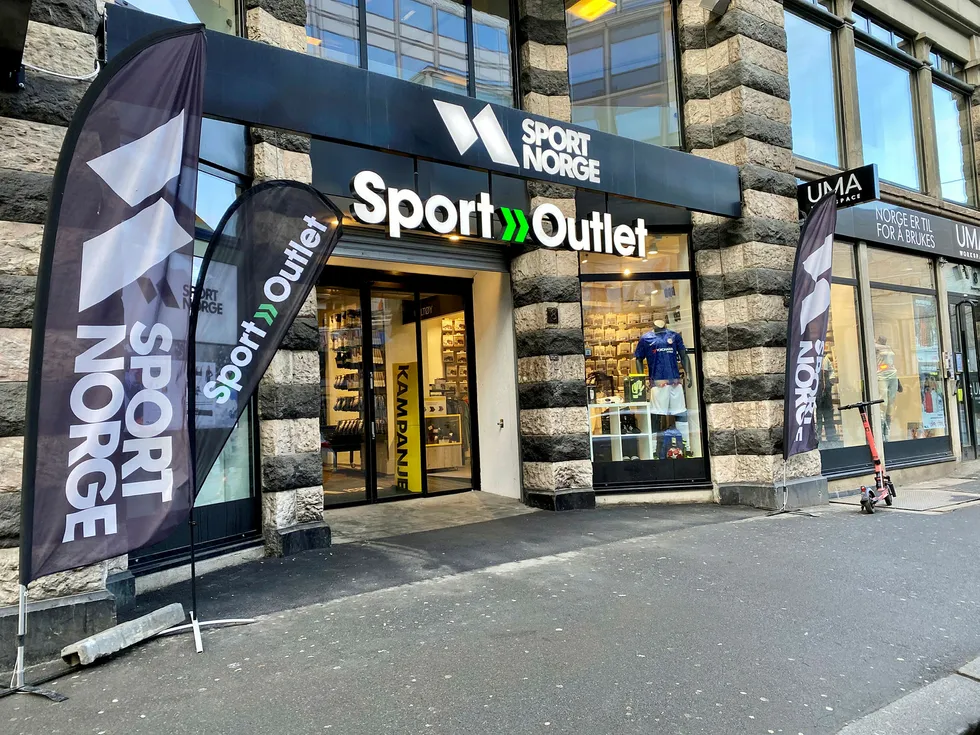 Sport Norge har butikker over hele Norge. Her fra Storgata i Oslo. Det er Sport Norge-butikkene som blir rammet av strategiendringen, og ikke Sport Outlet som i Oslo har butikk i samme lokale.