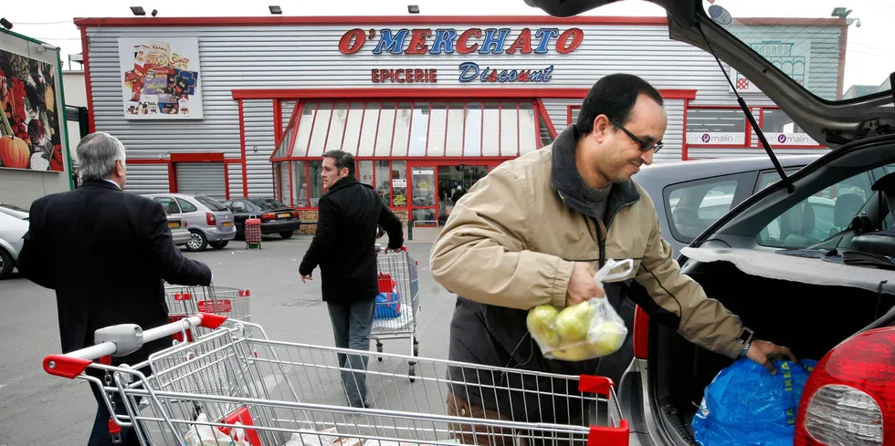 I gourmetlandet Frankrike har stadig færre råd til å handle i vanlige supermarkeder. Europeiske forbrukere kjøper norsk sjømat selv om den blir dyrere og dyrere. På sikt må det tas politiske grep som sikrer økte volum. Næringen kan ikke på sikt bare vokse på grunn av svak valuta og prisvekst.