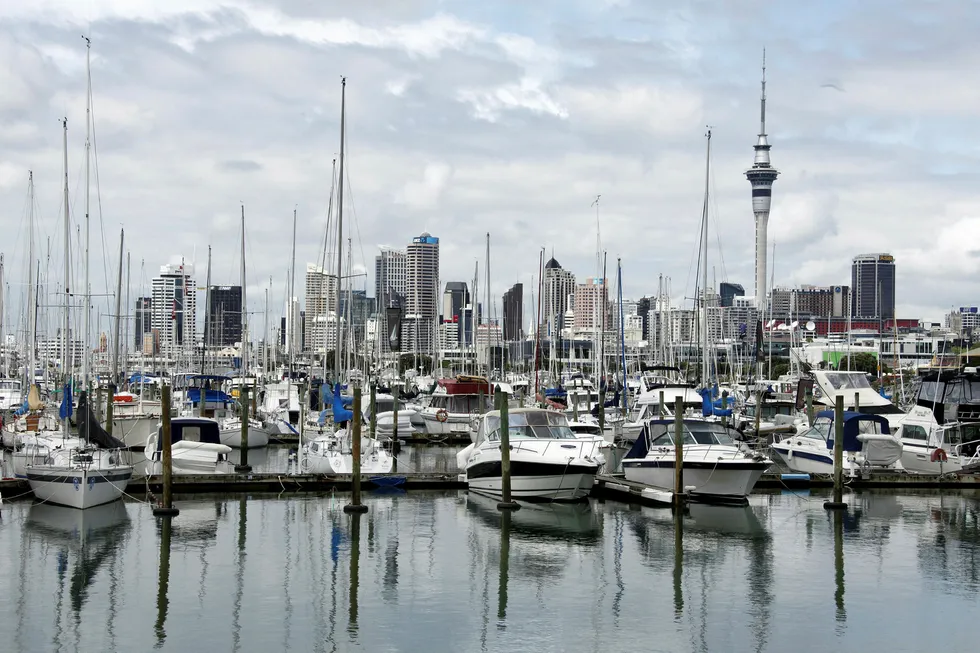Eiendomsprisene i Auckland i New Zealand er nesten fordoblet på ti år. Utenlandske investorer, spesielt fra Kina, får skylden. Nå har nasjonalforsamlingen forbudt vanlige boligsalg til utenlandske statsborgere,