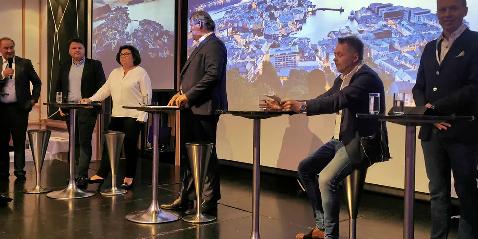 PELAGISK: Debatt på Pelagisk Arena i Ålesund. Fra venstre: Thorvald Tande (debattleder), Petter Geir Smådal, Solveig Strand, Harald Tom Nesvik, Geir Sperre og Egil Magne Haugstad.