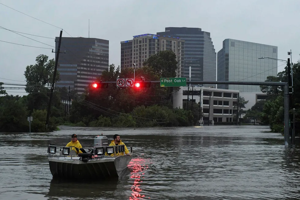 Redningsmannskaper leter etter folk i flommen som orkanen Harvey har skapt. Houston er den fjerde største byen i USA, og flere deler av byen er under vann. Foto: Mark Ralston/AFP/NTB Scanpix