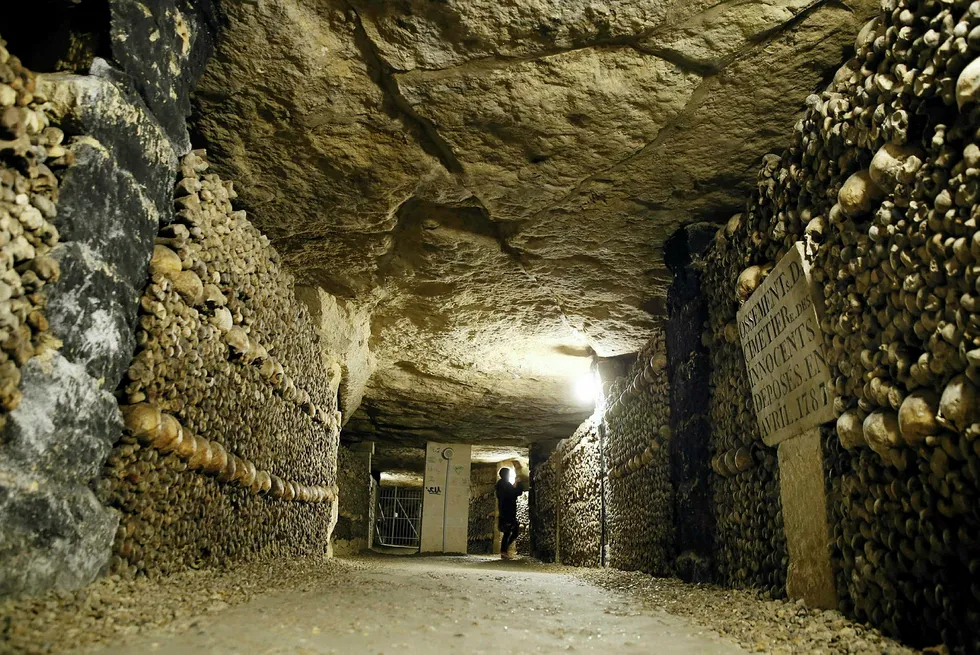 Dette arkivbildet viser deler av katakombene under Paris. Deler av de samme katakombene ble brukt da tyver med eksklusiv vinsmak fikk med seg drikke verdt mer enn to millioner kroner nylig. Foto: Patrick Kovarik/AFP/NTB Scanpix