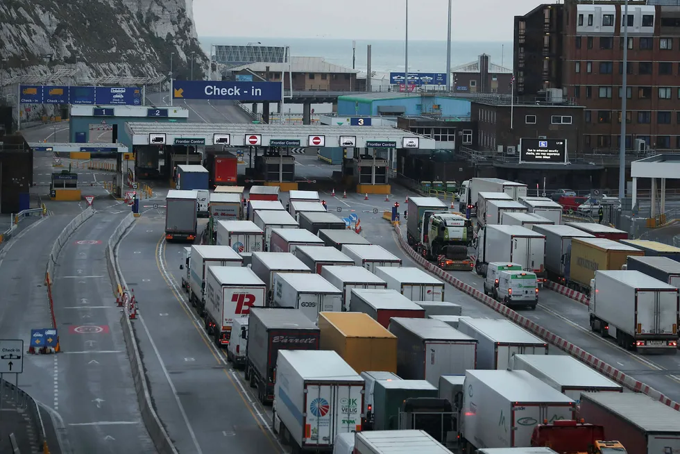 Storbritannia kan gå i stå etter en hard brexit, med endeløse køer ved havnene, som her i Dover.