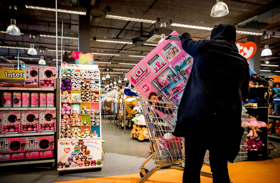 Leketøysmarkedet kan synes allerede å ha nådd et absurd nivå der leker som går i stykker ved første gangs bruk kjøpes av mennesker som ikke skal bruke dem, og gis til barn som ikke ønsker seg det. Her fra butikk i Utrecht i Nederland.