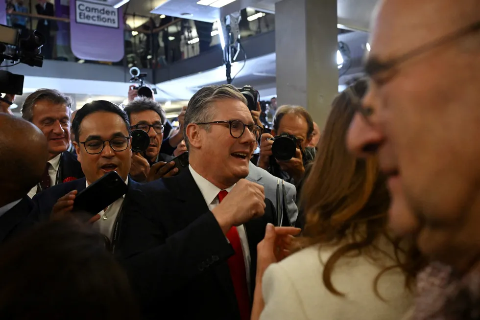 Labour-leder Keir Starmer ligger an til å bli Storbritannias nye statsminister etter et brakvalg torsdag. Han lover å gi britene endring. Her ankommer han Camden Council i London, hvor det pågår opptelling, tidlig fredag morgen