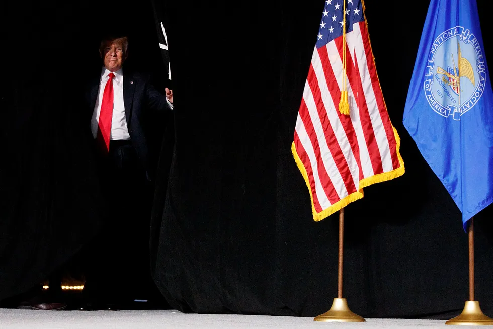 President Donald Trump ankommer scenen på NRAs årsmøte i Atlanta i delstaten Georgia fredag. Foto: Evan Vucci / AP / NTB Scanpix