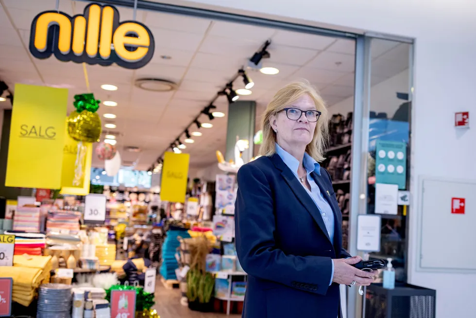 I 2019 fikk Nille-sjef Kjersti Hobøl tre til fem år av DNB på å berge Nille. Nå leverer kjeden lønnsomhet for første gang siden 2015. Her er Hobøl fotografert utenfor Nille Kolbotn Torg.