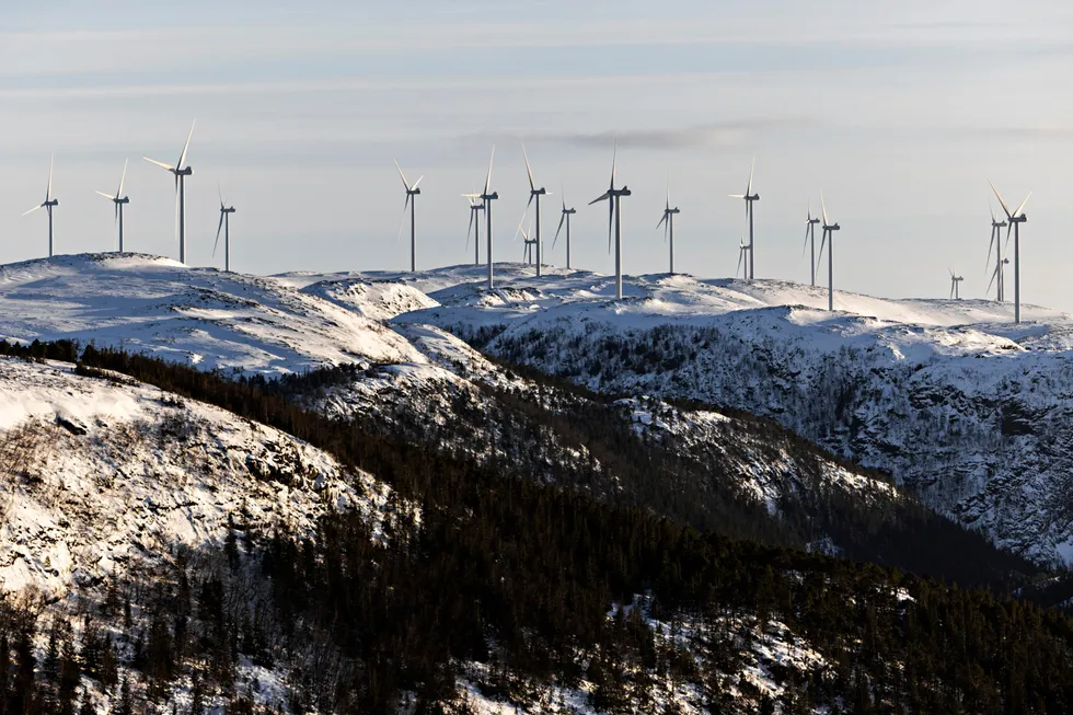 Gigantiske vindmøller på Fosen i Trøndelag. Tatt fra Åfjord.