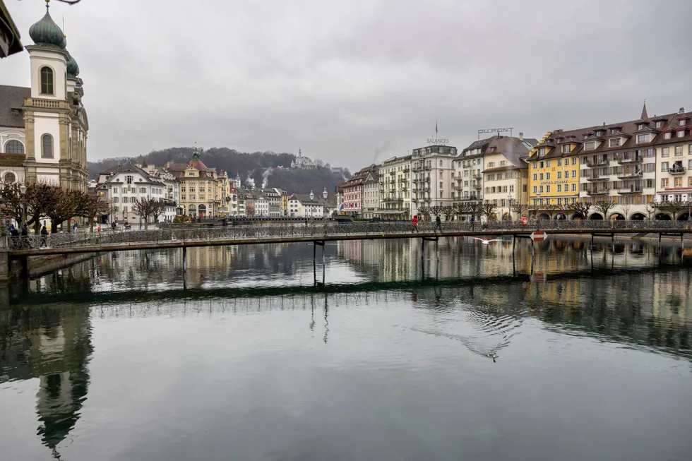 Hotellarvingen Celina Wenaas Myrann (27) har flyttet til kantonen Lüzern i Sveits.
