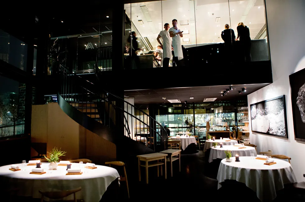Kjølig, urbant og stilfullt. Fra kjøkkenet på Maaemo kan kokkene følge gjestenes begeistrede reaksjoner på maten i Norges eneste restaurant med tre stjerner i Michelin-guiden.