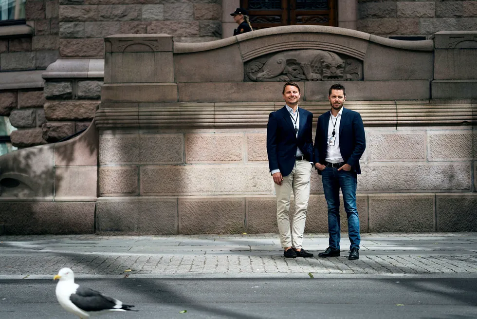 Fredrik Loennecken og Tor Jacobsen i Schibsted. Fotografert utenfor hovedkontoret i Oslo. Foto: David Engmo