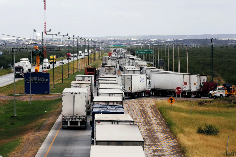 Lastebiler i kø ved grensen mellom Mexico og USA, overgangen ved World Trade Bridge i Nuevo Laredo, Mexico. Handel mellom de to landene ser ikke ut til å gå enklere med det første. Foto: Daniel Becerril / Reuters/Reuters/NTB Scanpix
