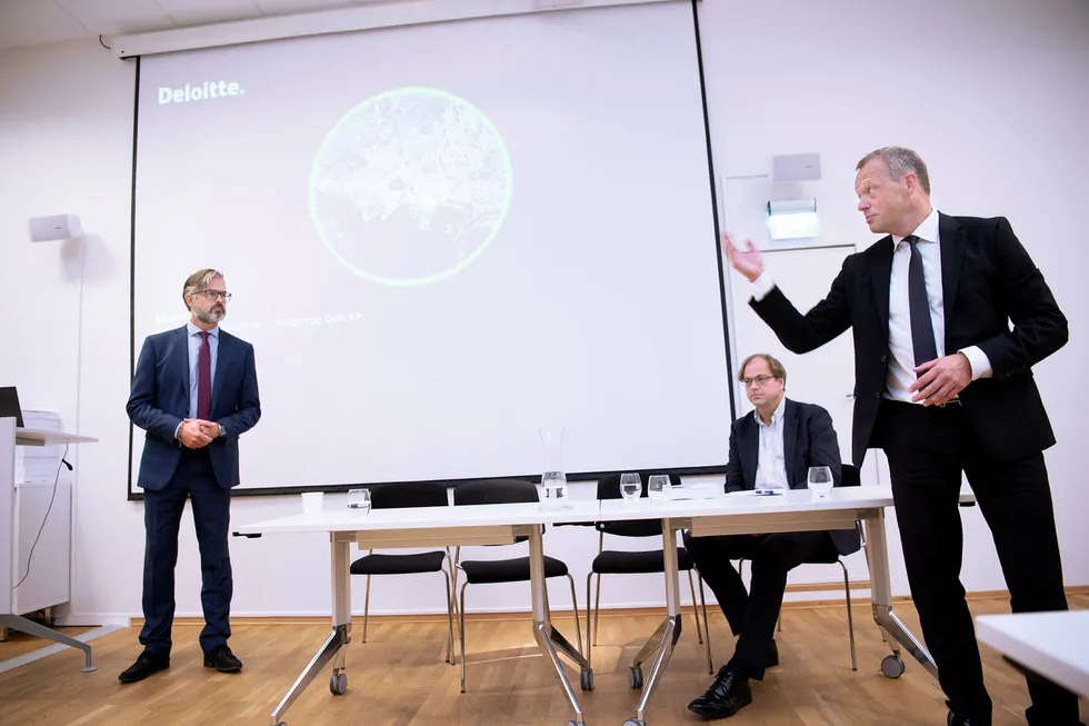 Boligbyggs styreleder Stig Bech (til høyre) fikk i går presentert granskningsrapporten fra Deloitte. Her er han sammen med Thorvald Nyquist og Stein Ove Songstad (sittende) fra Deloitte.