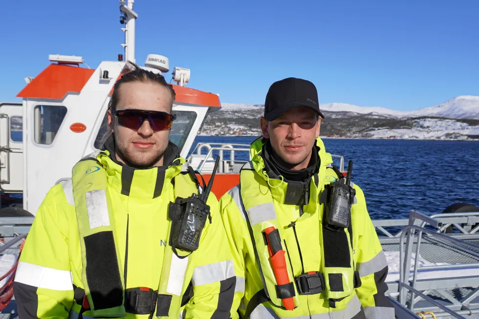 Sysselsatt: Driftsoperatørene Brage Hernes Gåsvær (t.v.) og Mats Karlsen i Wenberg Fiskeoppdrett ved Fauske i Nordland.