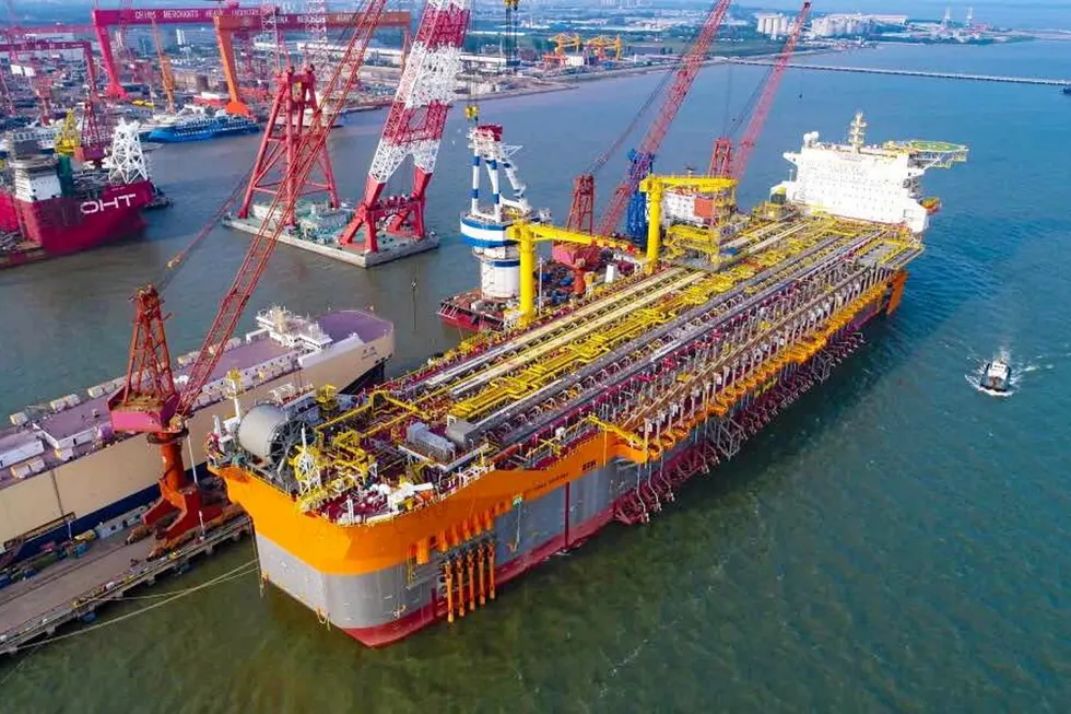 Mating: the Sepetiba FPSO (Mero-2) hull built by CMHI being integrated with its topsides at the Bomesc yard in China