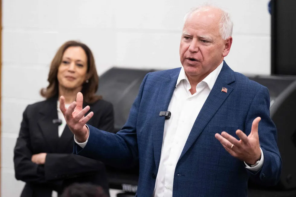 Kamala Harris og Tim Walz intervjues sammen på CNN natt til fredag norsk tid. Her er de sammen på skolebesøk i Georgia onsdag.