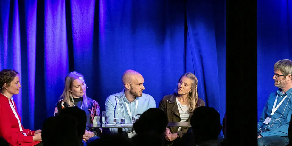 Journalist Kjersti Kvile i Tekfisk (t.v.) intervjuer Karoline Sjødal Olsen i Blue Lice, Sven Kolstø i Optoscale, Christine Spiten i Blueye og Michael Niesar i Sulefisk.