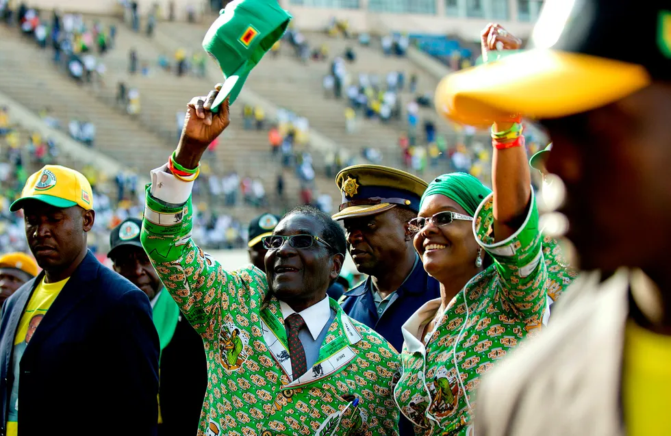Daværende president Robert Mugabe under et valgmøte i 2013 sammen med sin kone. Mugabe styrte Zimbabwe med jernhånd fra 1980 til 2017.
