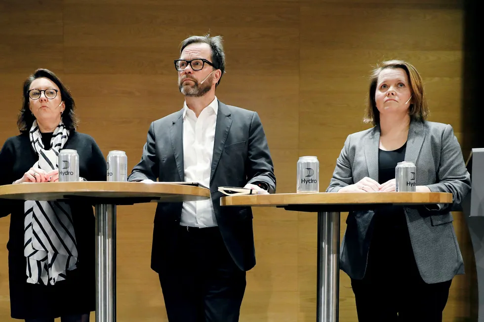 Hydro holder pressekonferanse om cyberangrepet mot selskapet. Fra venstre: Inger Sethov, kommunikasjonsdirektør Hydro, Eivind Kallevik, finansdirektør Hydro og Bente Hoff, Nasjonal sikkerhetsmyndighet.