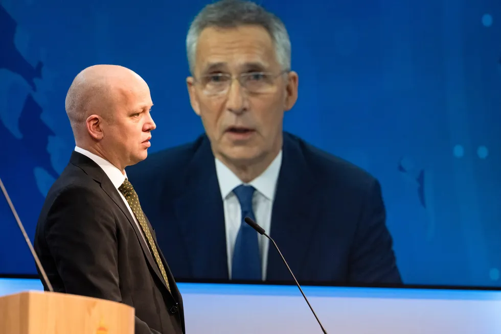 Finansminister Trygve Slagsvold Vedum må svare på en rekke spørsmål om ansettelsen av Jens Stoltenberg som ny sentralbanksjef.