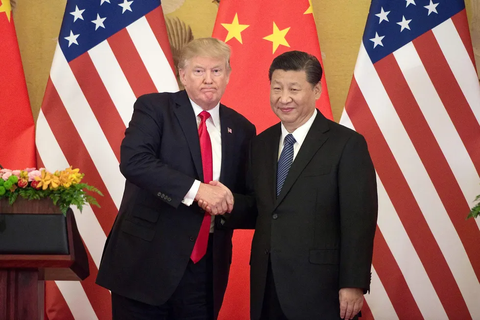 President Donald Trump tar Kinas president Xi Jinping i hånden under en pressekonferanse i Folkets storsal i Beijing i 2017. Trumps nasjonale sikkerhetsrådgiver H. R. McMaster fortalte etterpå at Xi hadde fått lett match mot den amerikanske presidenten.