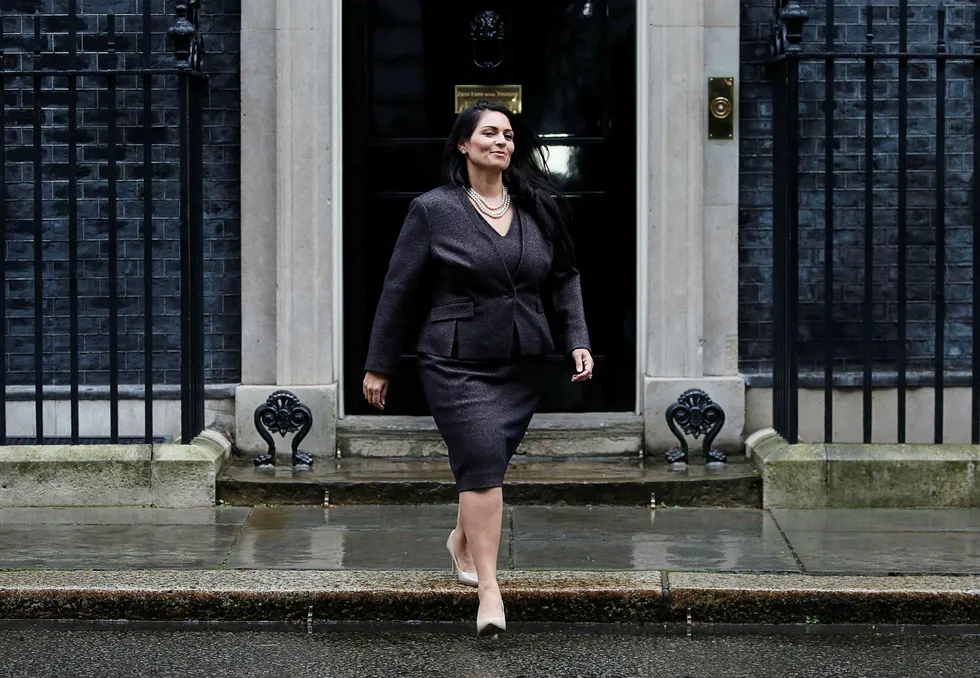 Storbritannias innenriksminister Priti Patel vil ha innvandringsregler som hadde stengt hennes egne foreldre ute.