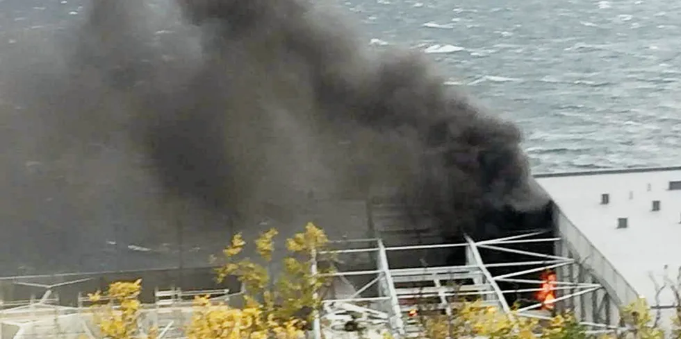 Slik så det ut da det oppsto brann i Mowis settefiskanlegg på Skjervøy.