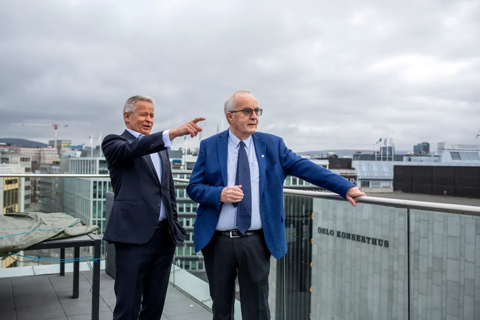Endre Rangnes (til venstre) og Jon Nordbrekken starter nytt inkassoselskap. Her er de på toppen av advokatfirmaet Schjødts takterrasse ved Vika i Oslo, med Oslo Konserthus i bakgrunnen og ser utover Oslofjorden.
