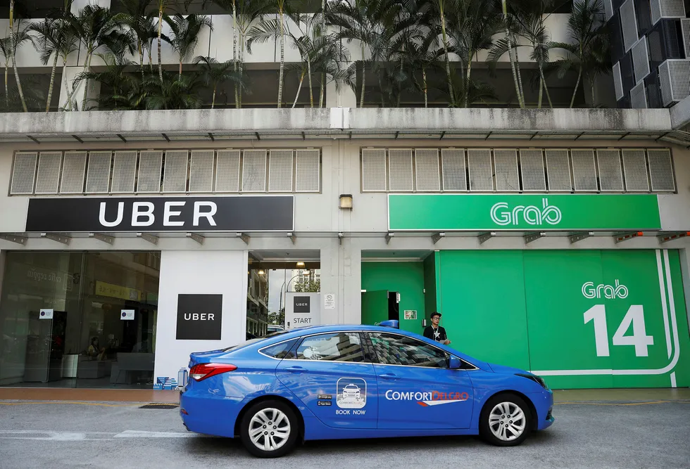 Uber gir opp og overlater virksomheten i Sørøst-Asia til konkurrenten Grab. Japanske Softbank, som har eierposter i de største transportdelingstjenestene i verden, står bak konsolidering og nye strategier. Foto: Edgar Su/Reuters/NTB Scanpix